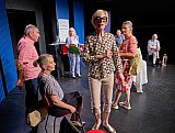 Blütenträume - ein Stück von Lutz Hübner und Sarah Nemitz. Mundartfassung: Kurt Bösch, Bernadette Schürmann (Regie). 31.10.2025 bis 29.11.2025, © Emanuel Ammon - Blütenträume