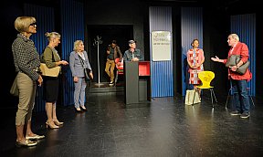 Blütenträume - ein Stück von Lutz Hübner und Sarah Nemitz. Mundartfassung: Kurt Bösch, Bernadette Schürmann (Regie). 31.10.2025 bis 29.11.2025, © Emanuel Ammon - Blütenträume
