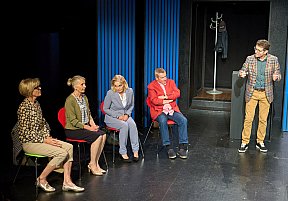 Blütenträume - ein Stück von Lutz Hübner und Sarah Nemitz. Mundartfassung: Kurt Bösch, Bernadette Schürmann (Regie). 31.10.2025 bis 29.11.2025, © Emanuel Ammon - Blütenträume