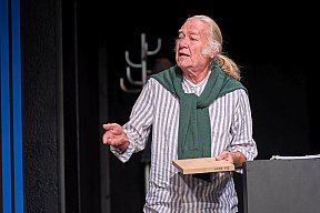 Blütenträume - ein Stück von Lutz Hübner und Sarah Nemitz. Mundartfassung: Kurt Bösch, Bernadette Schürmann (Regie). 31.10.2025 bis 29.11.2025, © Emanuel Ammon - Blütenträume