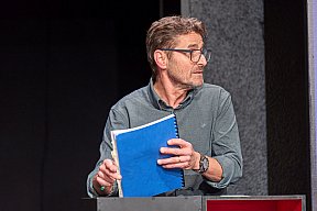 Blütenträume - ein Stück von Lutz Hübner und Sarah Nemitz. Mundartfassung: Kurt Bösch, Bernadette Schürmann (Regie). 31.10.2025 bis 29.11.2025, © Emanuel Ammon - Blütenträume