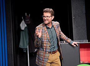 Blütenträume - ein Stück von Lutz Hübner und Sarah Nemitz. Mundartfassung: Kurt Bösch, Bernadette Schürmann (Regie). 31.10.2025 bis 29.11.2025, © Emanuel Ammon - Blütenträume