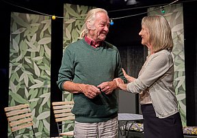 Blütenträume - ein Stück von Lutz Hübner und Sarah Nemitz. Mundartfassung: Kurt Bösch, Bernadette Schürmann (Regie). 31.10.2025 bis 29.11.2025, © Emanuel Ammon - Blütenträume