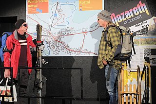 Blütenträume - ein Stück von Lutz Hübner und Sarah Nemitz. Mundartfassung: Kurt Bösch, Bernadette Schürmann (Regie). 31.10.2025 bis 29.11.2025, © Emanuel Ammon - Love Hurts 2023