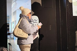 Blütenträume - ein Stück von Lutz Hübner und Sarah Nemitz. Mundartfassung: Kurt Bösch, Bernadette Schürmann (Regie). 31.10.2025 bis 29.11.2025, © Emanuel Ammon - Love Hurts 2023
