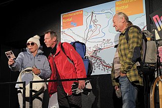 Blütenträume - ein Stück von Lutz Hübner und Sarah Nemitz. Mundartfassung: Kurt Bösch, Bernadette Schürmann (Regie). 31.10.2025 bis 29.11.2025, © Emanuel Ammon - Love Hurts 2023