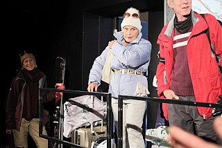Blütenträume - ein Stück von Lutz Hübner und Sarah Nemitz. Mundartfassung: Kurt Bösch, Bernadette Schürmann (Regie). 31.10.2025 bis 29.11.2025, © Emanuel Ammon - Love Hurts 2023