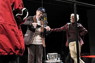 Blütenträume - ein Stück von Lutz Hübner und Sarah Nemitz. Mundartfassung: Kurt Bösch, Bernadette Schürmann (Regie). 31.10.2025 bis 29.11.2025, © Emanuel Ammon - Love Hurts 2023