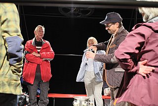 Blütenträume - ein Stück von Lutz Hübner und Sarah Nemitz. Mundartfassung: Kurt Bösch, Bernadette Schürmann (Regie). 31.10.2025 bis 29.11.2025, © Emanuel Ammon - Love Hurts 2023