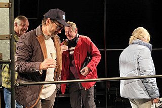 Blütenträume - ein Stück von Lutz Hübner und Sarah Nemitz. Mundartfassung: Kurt Bösch, Bernadette Schürmann (Regie). 31.10.2025 bis 29.11.2025, © Emanuel Ammon - Love Hurts 2023