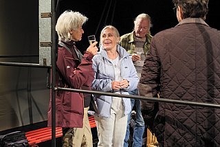 Blütenträume - ein Stück von Lutz Hübner und Sarah Nemitz. Mundartfassung: Kurt Bösch, Bernadette Schürmann (Regie). 31.10.2025 bis 29.11.2025, © Emanuel Ammon - Love Hurts 2023