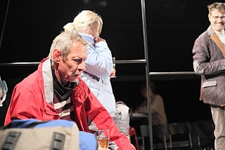 Blütenträume - ein Stück von Lutz Hübner und Sarah Nemitz. Mundartfassung: Kurt Bösch, Bernadette Schürmann (Regie). 31.10.2025 bis 29.11.2025, © Emanuel Ammon - Love Hurts 2023
