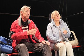Blütenträume - ein Stück von Lutz Hübner und Sarah Nemitz. Mundartfassung: Kurt Bösch, Bernadette Schürmann (Regie). 31.10.2025 bis 29.11.2025, © Emanuel Ammon - Love Hurts 2023