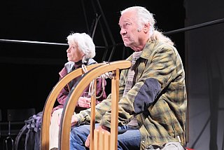 Blütenträume - ein Stück von Lutz Hübner und Sarah Nemitz. Mundartfassung: Kurt Bösch, Bernadette Schürmann (Regie). 31.10.2025 bis 29.11.2025, © Emanuel Ammon - Love Hurts 2023