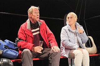 Blütenträume - ein Stück von Lutz Hübner und Sarah Nemitz. Mundartfassung: Kurt Bösch, Bernadette Schürmann (Regie). 31.10.2025 bis 29.11.2025, © Emanuel Ammon - Love Hurts 2023