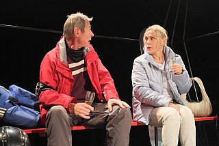 Blütenträume - ein Stück von Lutz Hübner und Sarah Nemitz. Mundartfassung: Kurt Bösch, Bernadette Schürmann (Regie). 31.10.2025 bis 29.11.2025, © Emanuel Ammon - Love Hurts 2023