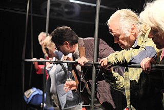 Blütenträume - ein Stück von Lutz Hübner und Sarah Nemitz. Mundartfassung: Kurt Bösch, Bernadette Schürmann (Regie). 31.10.2025 bis 29.11.2025, © Emanuel Ammon - Love Hurts 2023