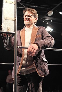 Blütenträume - ein Stück von Lutz Hübner und Sarah Nemitz. Mundartfassung: Kurt Bösch, Bernadette Schürmann (Regie). 31.10.2025 bis 29.11.2025, © Emanuel Ammon - Love Hurts 2023