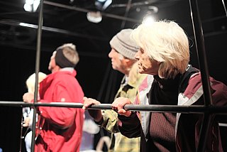 Blütenträume - ein Stück von Lutz Hübner und Sarah Nemitz. Mundartfassung: Kurt Bösch, Bernadette Schürmann (Regie). 31.10.2025 bis 29.11.2025, © Emanuel Ammon - Love Hurts 2023