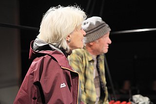 Blütenträume - ein Stück von Lutz Hübner und Sarah Nemitz. Mundartfassung: Kurt Bösch, Bernadette Schürmann (Regie). 31.10.2025 bis 29.11.2025, © Emanuel Ammon - Love Hurts 2023