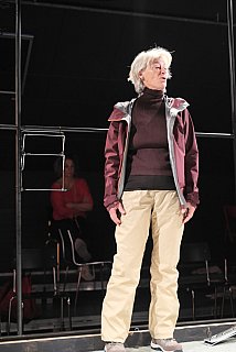 Blütenträume - ein Stück von Lutz Hübner und Sarah Nemitz. Mundartfassung: Kurt Bösch, Bernadette Schürmann (Regie). 31.10.2025 bis 29.11.2025, © Emanuel Ammon - Love Hurts 2023