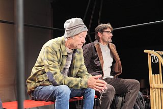 Blütenträume - ein Stück von Lutz Hübner und Sarah Nemitz. Mundartfassung: Kurt Bösch, Bernadette Schürmann (Regie). 31.10.2025 bis 29.11.2025, © Emanuel Ammon - Love Hurts 2023