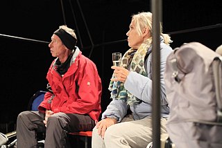 Blütenträume - ein Stück von Lutz Hübner und Sarah Nemitz. Mundartfassung: Kurt Bösch, Bernadette Schürmann (Regie). 31.10.2025 bis 29.11.2025, © Emanuel Ammon - Love Hurts 2023