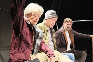 Blütenträume - ein Stück von Lutz Hübner und Sarah Nemitz. Mundartfassung: Kurt Bösch, Bernadette Schürmann (Regie). 31.10.2025 bis 29.11.2025, © Emanuel Ammon - Love Hurts 2023