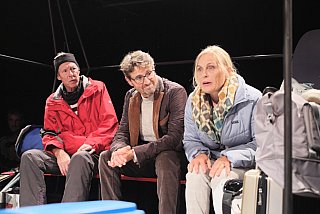Blütenträume - ein Stück von Lutz Hübner und Sarah Nemitz. Mundartfassung: Kurt Bösch, Bernadette Schürmann (Regie). 31.10.2025 bis 29.11.2025, © Emanuel Ammon - Love Hurts 2023