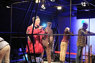 Blütenträume - ein Stück von Lutz Hübner und Sarah Nemitz. Mundartfassung: Kurt Bösch, Bernadette Schürmann (Regie). 31.10.2025 bis 29.11.2025, © Emanuel Ammon - Love Hurts 2023