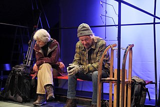 Blütenträume - ein Stück von Lutz Hübner und Sarah Nemitz. Mundartfassung: Kurt Bösch, Bernadette Schürmann (Regie). 31.10.2025 bis 29.11.2025, © Emanuel Ammon - Love Hurts 2023