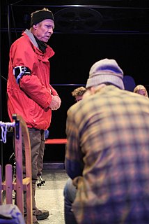 Blütenträume - ein Stück von Lutz Hübner und Sarah Nemitz. Mundartfassung: Kurt Bösch, Bernadette Schürmann (Regie). 31.10.2025 bis 29.11.2025, © Emanuel Ammon - Love Hurts 2023