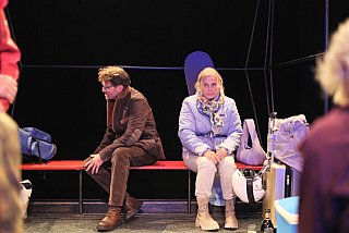 Blütenträume - ein Stück von Lutz Hübner und Sarah Nemitz. Mundartfassung: Kurt Bösch, Bernadette Schürmann (Regie). 31.10.2025 bis 29.11.2025, © Emanuel Ammon - Love Hurts 2023