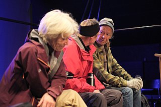 Blütenträume - ein Stück von Lutz Hübner und Sarah Nemitz. Mundartfassung: Kurt Bösch, Bernadette Schürmann (Regie). 31.10.2025 bis 29.11.2025, © Emanuel Ammon - Love Hurts 2023