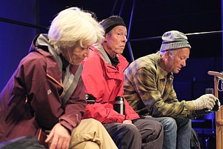 Blütenträume - ein Stück von Lutz Hübner und Sarah Nemitz. Mundartfassung: Kurt Bösch, Bernadette Schürmann (Regie). 31.10.2025 bis 29.11.2025, © Emanuel Ammon - Love Hurts 2023
