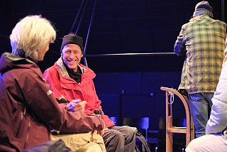 Blütenträume - ein Stück von Lutz Hübner und Sarah Nemitz. Mundartfassung: Kurt Bösch, Bernadette Schürmann (Regie). 31.10.2025 bis 29.11.2025, © Emanuel Ammon - Love Hurts 2023