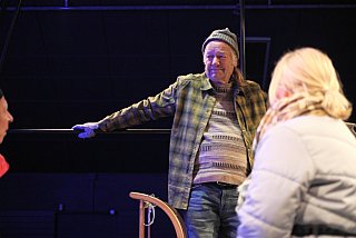 Blütenträume - ein Stück von Lutz Hübner und Sarah Nemitz. Mundartfassung: Kurt Bösch, Bernadette Schürmann (Regie). 31.10.2025 bis 29.11.2025, © Emanuel Ammon - Love Hurts 2023