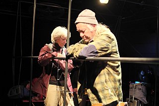 Blütenträume - ein Stück von Lutz Hübner und Sarah Nemitz. Mundartfassung: Kurt Bösch, Bernadette Schürmann (Regie). 31.10.2025 bis 29.11.2025, © Emanuel Ammon - Love Hurts 2023