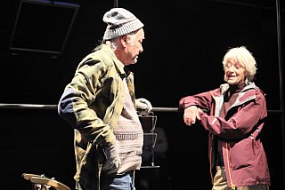 Blütenträume - ein Stück von Lutz Hübner und Sarah Nemitz. Mundartfassung: Kurt Bösch, Bernadette Schürmann (Regie). 31.10.2025 bis 29.11.2025, © Emanuel Ammon - Love Hurts 2023