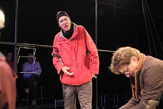 Blütenträume - ein Stück von Lutz Hübner und Sarah Nemitz. Mundartfassung: Kurt Bösch, Bernadette Schürmann (Regie). 31.10.2025 bis 29.11.2025, © Emanuel Ammon - Love Hurts 2023