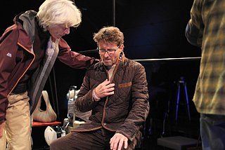 Blütenträume - ein Stück von Lutz Hübner und Sarah Nemitz. Mundartfassung: Kurt Bösch, Bernadette Schürmann (Regie). 31.10.2025 bis 29.11.2025, © Emanuel Ammon - Love Hurts 2023
