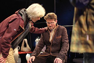 Blütenträume - ein Stück von Lutz Hübner und Sarah Nemitz. Mundartfassung: Kurt Bösch, Bernadette Schürmann (Regie). 31.10.2025 bis 29.11.2025, © Emanuel Ammon - Love Hurts 2023