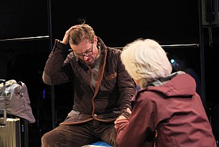 Blütenträume - ein Stück von Lutz Hübner und Sarah Nemitz. Mundartfassung: Kurt Bösch, Bernadette Schürmann (Regie). 31.10.2025 bis 29.11.2025, © Emanuel Ammon - Love Hurts 2023