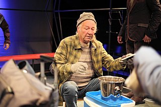 Blütenträume - ein Stück von Lutz Hübner und Sarah Nemitz. Mundartfassung: Kurt Bösch, Bernadette Schürmann (Regie). 31.10.2025 bis 29.11.2025, © Emanuel Ammon - Love Hurts 2023