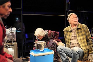 Blütenträume - ein Stück von Lutz Hübner und Sarah Nemitz. Mundartfassung: Kurt Bösch, Bernadette Schürmann (Regie). 31.10.2025 bis 29.11.2025, © Emanuel Ammon - Love Hurts 2023