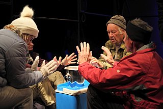 Blütenträume - ein Stück von Lutz Hübner und Sarah Nemitz. Mundartfassung: Kurt Bösch, Bernadette Schürmann (Regie). 31.10.2025 bis 29.11.2025, © Emanuel Ammon - Love Hurts 2023