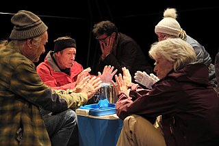 Blütenträume - ein Stück von Lutz Hübner und Sarah Nemitz. Mundartfassung: Kurt Bösch, Bernadette Schürmann (Regie). 31.10.2025 bis 29.11.2025, © Emanuel Ammon - Love Hurts 2023