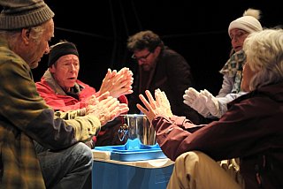 Blütenträume - ein Stück von Lutz Hübner und Sarah Nemitz. Mundartfassung: Kurt Bösch, Bernadette Schürmann (Regie). 31.10.2025 bis 29.11.2025, © Emanuel Ammon - Love Hurts 2023