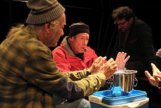 Blütenträume - ein Stück von Lutz Hübner und Sarah Nemitz. Mundartfassung: Kurt Bösch, Bernadette Schürmann (Regie). 31.10.2025 bis 29.11.2025, © Emanuel Ammon - Love Hurts 2023