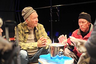 Blütenträume - ein Stück von Lutz Hübner und Sarah Nemitz. Mundartfassung: Kurt Bösch, Bernadette Schürmann (Regie). 31.10.2025 bis 29.11.2025, © Emanuel Ammon - Love Hurts 2023